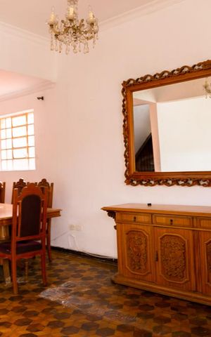 Casa à venda com 250m², 4 quartos e 4 vagas Casa à venda com 250m², 4 quartos e 4 vagasSala