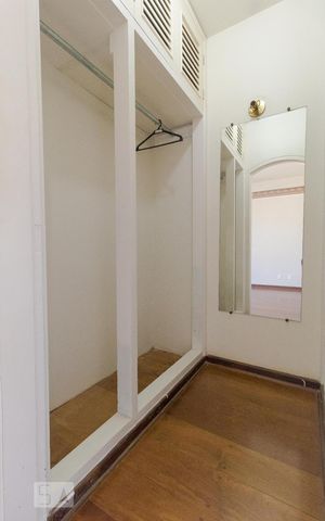 Casa para alugar com 650m², 4 quartos e 8 vagas Casa para alugar com 650m², 4 quartos e 8 vagasCloset da Suíte 03
