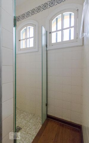 Casa para alugar com 650m², 4 quartos e 8 vagas Casa para alugar com 650m², 4 quartos e 8 vagasBanheiro da Suíte 01