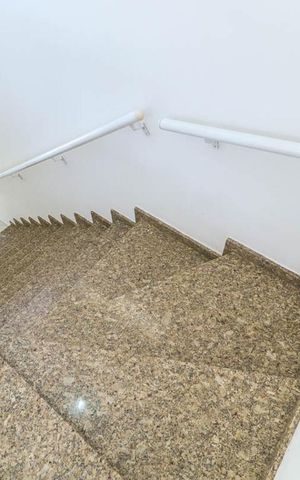 Casa à venda com 290m², 4 quartos e 2 vagas Casa à venda com 290m², 4 quartos e 2 vagasEscada para Segundo Andar