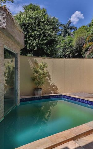 Casa à venda com 290m², 4 quartos e 2 vagas Casa à venda com 290m², 4 quartos e 2 vagasPiscina e Sauna