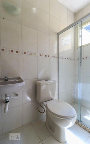 Casa à venda com 290m², 4 quartos e 2 vagas Casa à venda com 290m², 4 quartos e 2 vagasBanheiro de Serviço