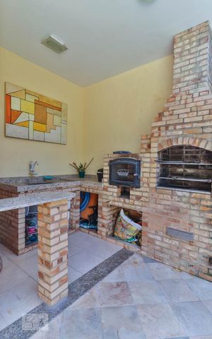 Casa à venda com 290m², 4 quartos e 2 vagas Casa à venda com 290m², 4 quartos e 2 vagasChurrasqueira