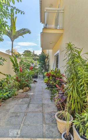 Casa à venda com 290m², 4 quartos e 2 vagas Casa à venda com 290m², 4 quartos e 2 vagasVaranda Sala
