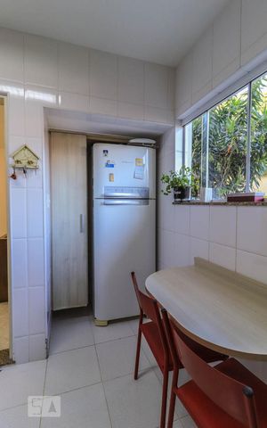 Casa à venda com 290m², 4 quartos e 2 vagas Casa à venda com 290m², 4 quartos e 2 vagasCozinha