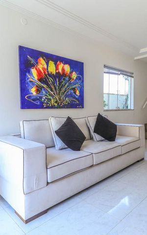 Casa à venda com 290m², 4 quartos e 2 vagas Casa à venda com 290m², 4 quartos e 2 vagasSala