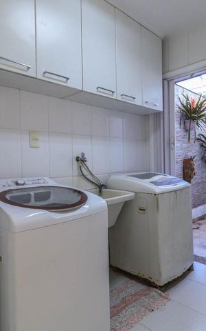 Casa à venda com 290m², 4 quartos e 2 vagas Casa à venda com 290m², 4 quartos e 2 vagasÁrea de Serviço