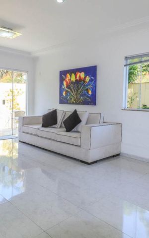 Casa à venda com 290m², 4 quartos e 2 vagas Casa à venda com 290m², 4 quartos e 2 vagasSala