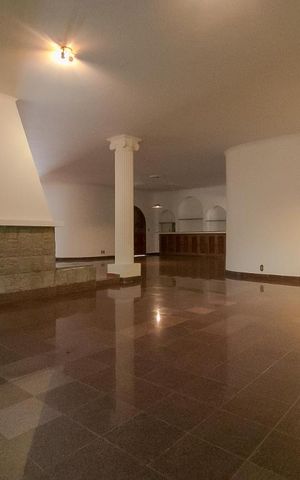 Casa à venda com 570m², 4 quartos e 5 vagasSala