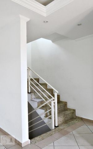 Casa de condomínio à venda com 125m², 3 quartos e 3 vagasEscada