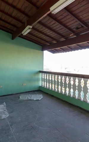 Casa à venda com 150m², 3 quartos e 2 vagasVaranda quarto 3 e área de serviço
