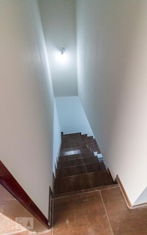 Casa à venda com 150m², 3 quartos e 2 vagasEscada