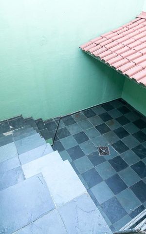 Casa à venda com 150m², 3 quartos e 2 vagasEscada para área externa - fundos