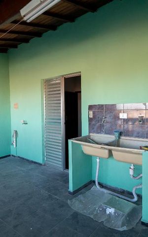 Casa à venda com 150m², 3 quartos e 2 vagasVaranda quarto 3 e área de serviço
