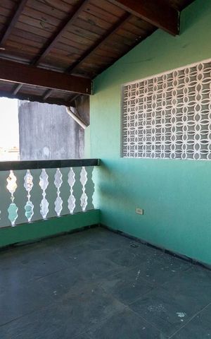 Casa à venda com 150m², 3 quartos e 2 vagasVaranda quarto 3 e área de serviço