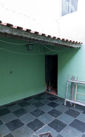 Casa à venda com 150m², 3 quartos e 2 vagasÁrea externa - fundos