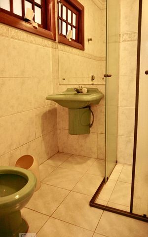 Casa para alugar com 550m², 4 quartos e 7 vagas Casa para alugar com 550m², 4 quartos e 7 vagasBanheiro garagem