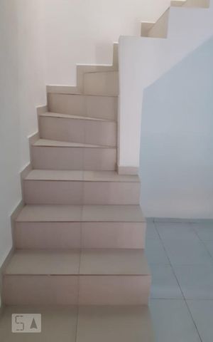 Casa à venda com 170m², 3 quartos e 1 vaga Casa à venda com 170m², 3 quartos e 1 vagaEscada