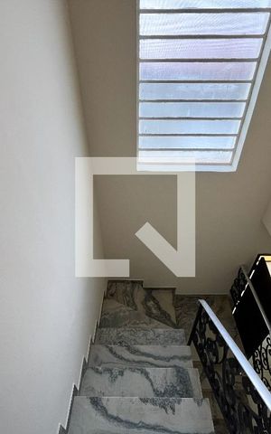 Casa para alugar com 210m², 4 quartos e 2 vagas Casa para alugar com 210m², 4 quartos e 2 vagasEscada