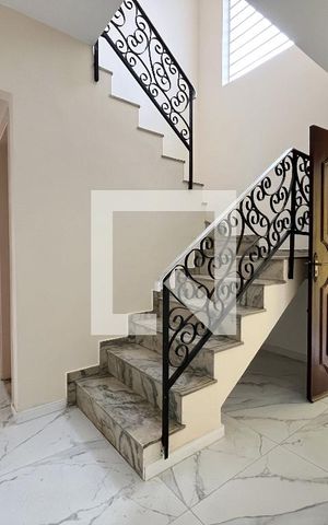 Casa para alugar com 210m², 4 quartos e 2 vagas Casa para alugar com 210m², 4 quartos e 2 vagasHall de entrada