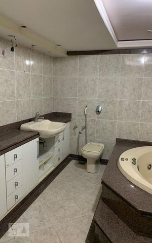 Apartamento para alugar com 700m², 4 quartos e 3 vagas Apartamento para alugar com 700m², 4 quartos e 3 vagasBanheiro da Suite