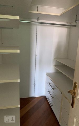 Apartamento para alugar com 700m², 4 quartos e 3 vagas Apartamento para alugar com 700m², 4 quartos e 3 vagasBanheiro da SuíteDispensa