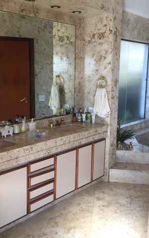 Casa à venda com 450m², 4 quartos e 6 vagas Casa à venda com 450m², 4 quartos e 6 vagasBanheiro da Suíte