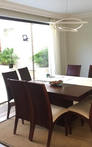 Casa à venda com 450m², 4 quartos e 6 vagas Casa à venda com 450m², 4 quartos e 6 vagasSala