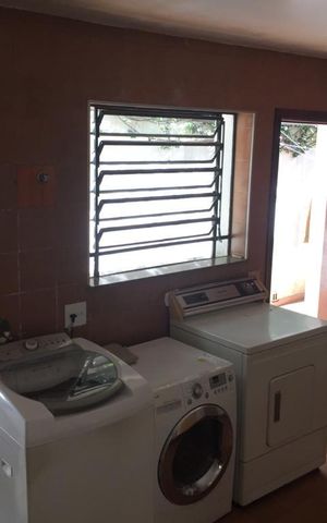 Casa à venda com 450m², 4 quartos e 6 vagas Casa à venda com 450m², 4 quartos e 6 vagasÁrea de serviço