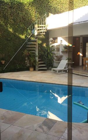 Casa à venda com 450m², 4 quartos e 6 vagas Casa à venda com 450m², 4 quartos e 6 vagasÁrea externa