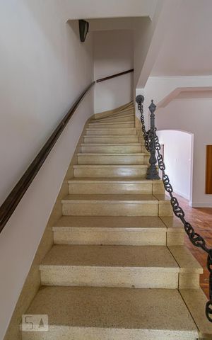 Casa à venda com 190m², 3 quartos e 2 vagas Casa à venda com 190m², 3 quartos e 2 vagasEscada