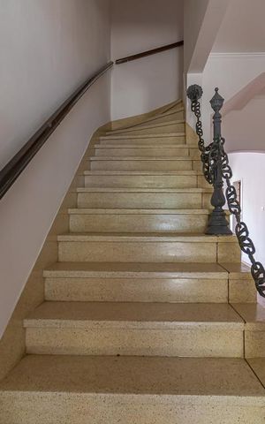 Casa à venda com 190m², 3 quartos e 2 vagas Casa à venda com 190m², 3 quartos e 2 vagasEscada