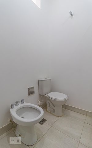 Casa à venda com 190m², 3 quartos e 2 vagas Casa à venda com 190m², 3 quartos e 2 vagasBanheiro Corredor