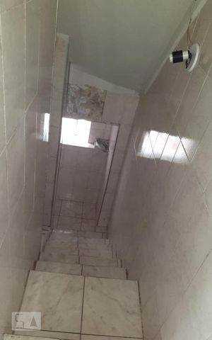 Casa para alugar com 60m², 1 quarto e sem vaga Casa para alugar com 60m², 1 quarto e sem vagaEscada