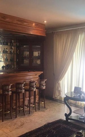 Casa à venda com 700m², 4 quartos e 3 vagas Casa à venda com 700m², 4 quartos e 3 vagasBar