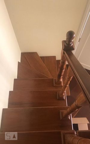 Casa à venda com 700m², 4 quartos e 3 vagas Casa à venda com 700m², 4 quartos e 3 vagasEscada
