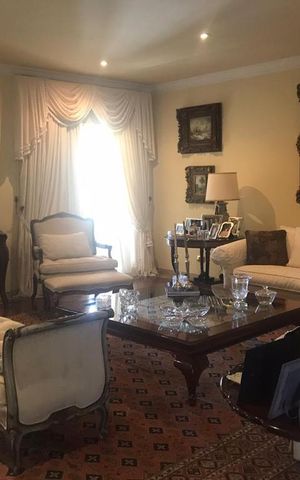Casa à venda com 700m², 4 quartos e 3 vagas Casa à venda com 700m², 4 quartos e 3 vagasSala de Estar