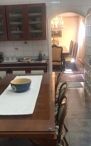 Casa à venda com 700m², 4 quartos e 3 vagas Casa à venda com 700m², 4 quartos e 3 vagasSala