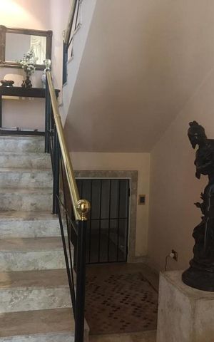 Casa à venda com 700m², 4 quartos e 3 vagas Casa à venda com 700m², 4 quartos e 3 vagasEscada