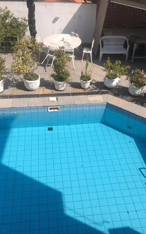 Casa à venda com 700m², 4 quartos e 3 vagas Casa à venda com 700m², 4 quartos e 3 vagasPiscina
