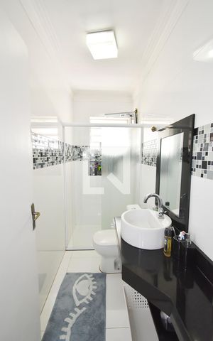 Casa à venda com 380m², 5 quartos e 4 vagas Casa à venda com 380m², 5 quartos e 4 vagasBanheiro Corredor
