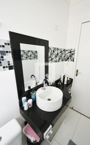 Casa à venda com 380m², 5 quartos e 4 vagas Casa à venda com 380m², 5 quartos e 4 vagasBanheiro Corredor