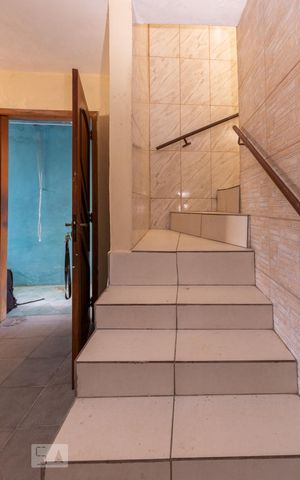 Casa para alugar com 120m², 2 quartos e 1 vaga Casa para alugar com 120m², 2 quartos e 1 vagaEscada
