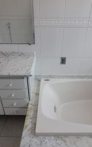 Casa à venda com 350m², 4 quartos e 5 vagasBanheira
