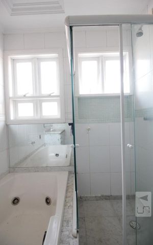 Casa à venda com 350m², 4 quartos e 5 vagasBanheiro da suíte 2