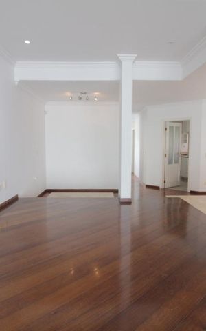 Casa à venda com 350m², 4 quartos e 5 vagasSala