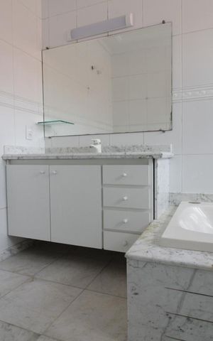 Casa à venda com 350m², 4 quartos e 5 vagasBanheiro da suíte 2