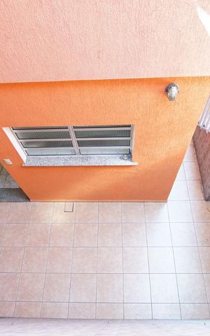 Casa à venda com 100m², 3 quartos e 2 vagasFundos