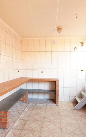 Casa à venda com 100m², 3 quartos e 2 vagasFundos - Área de serviço