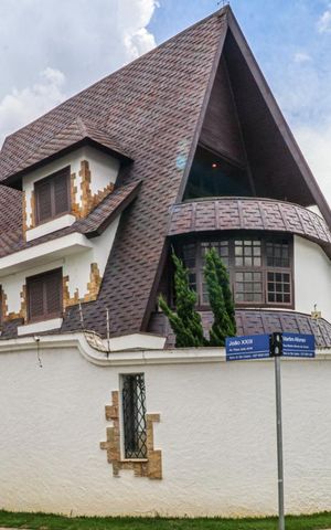 Casa à venda com 349m², 4 quartos e 2 vagas Casa à venda com 349m², 4 quartos e 2 vagasFachada